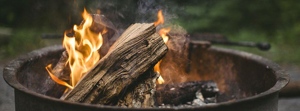 Carbón Vegetal Para Barbacoa Con Fondo De Llama Foto de archivo